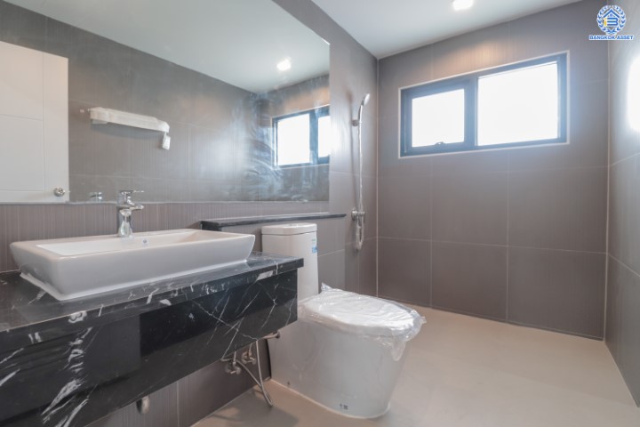 บ้านเดี่ยวมือสองย่านกรุงเทพมหานคร ม.กฤษดานคร31 ติดถนนบรมราชชนนี หลังมุม! จัดแต่งพื้นที่ได้เต็มที่ บนเนื้อที่กว้างขวางมากถึง 137.3 ตร.ว. ฟังก์ชัน 3 ห้องนอน 4 ห้องน้ำ 2 ที่จอดรถ บนทำเลศักยภาพใกล้ม.มหิดล และเพียง 10 นาที ก็ถึงเซ็นทรัล ปิ่นเกล้า